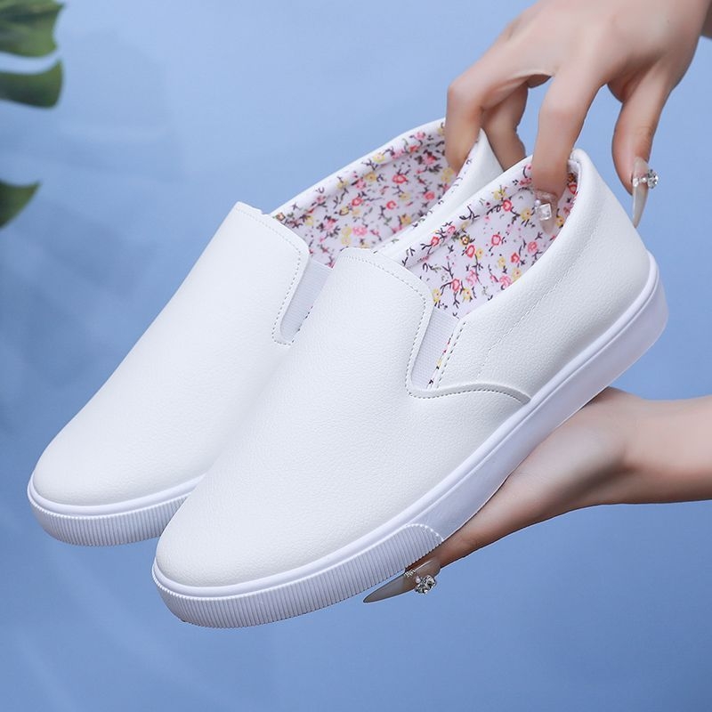 Sieviešu platē loaferi - zems augšējais daļas, apaļš purns, plastmasas zole, tekstila iekšējā odere, aizvēršana ar vienu kustību