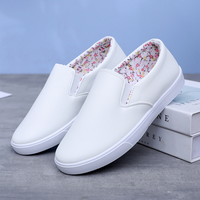 Sieviešu platē loaferi - zems augšējais daļas, apaļš purns, plastmasas zole, tekstila iekšējā odere, aizvēršana ar vienu kustību