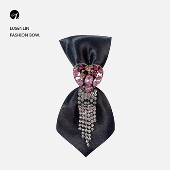 Дамска декоративна вратовръзка с сърцевиден пискюл, дизайн с цветче за яка, полиестерни нишки, сатенова обработка, електроплатинг