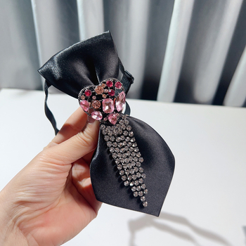 Дамска декоративна вратовръзка с сърцевиден пискюл, дизайн с цветче за яка, полиестерни нишки, сатенова обработка, електроплатинг