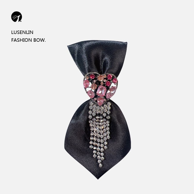 Дамска декоративна вратовръзка с сърцевиден пискюл, дизайн с цветче за яка, полиестерни нишки, сатенова обработка, електроплатинг