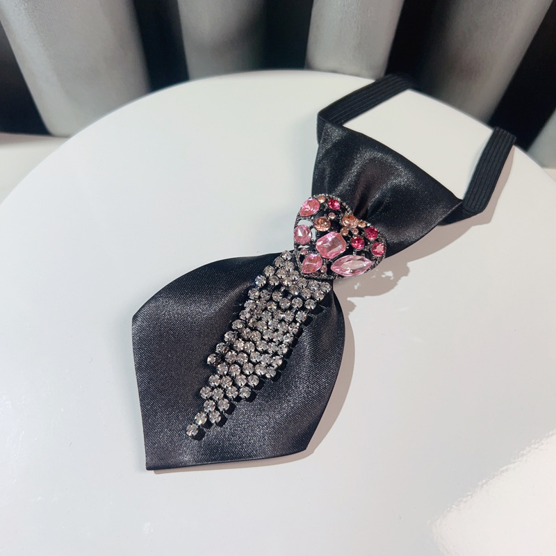 Дамска декоративна вратовръзка с сърцевиден пискюл, дизайн с цветче за яка, полиестерни нишки, сатенова обработка, електроплатинг