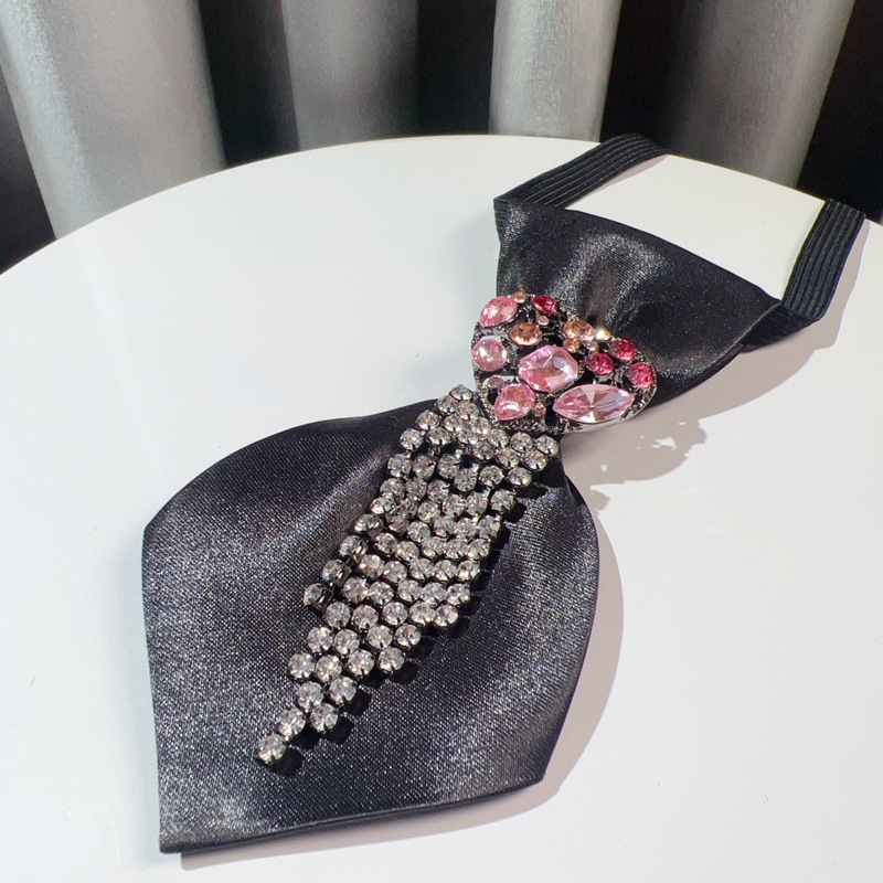 Дамска декоративна вратовръзка с сърцевиден пискюл, дизайн с цветче за яка, полиестерни нишки, сатенова обработка, електроплатинг