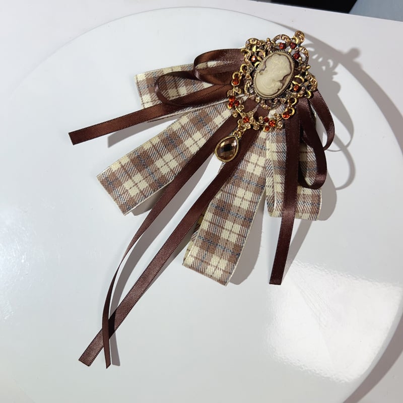 Textilből készült masni alakú bross, kockás mintával, brit retro stílusban, nőknek.