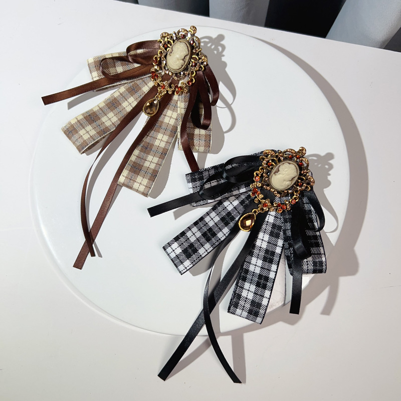Textilből készült masni alakú bross, kockás mintával, brit retro stílusban, nőknek.