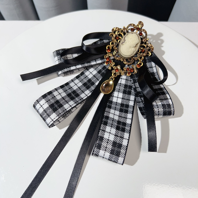 Textilből készült masni alakú bross, kockás mintával, brit retro stílusban, nőknek.