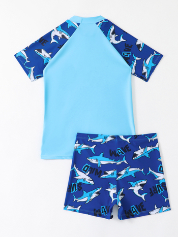 Μαγιό αγοριών δύο τεμαχίων με κοντά μανίκια και σορτς, μοτίβο καρτούν, πολυεστερικό ύφασμα (82%); βάρος 210 g (Κωδικός: D25005; Ηλικία: 6–12 ετών; Μοτίβο: καρτούν; Υλικό: πολυεστέρας 82%; Επένδυση: πολυεστέρας 82%; Βάρος: 210 g)