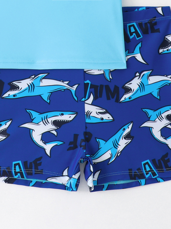 Μαγιό αγοριών δύο τεμαχίων με κοντά μανίκια και σορτς, μοτίβο καρτούν, πολυεστερικό ύφασμα (82%); βάρος 210 g (Κωδικός: D25005; Ηλικία: 6–12 ετών; Μοτίβο: καρτούν; Υλικό: πολυεστέρας 82%; Επένδυση: πολυεστέρας 82%; Βάρος: 210 g)