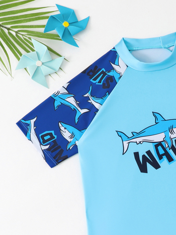 Μαγιό αγοριών δύο τεμαχίων με κοντά μανίκια και σορτς, μοτίβο καρτούν, πολυεστερικό ύφασμα (82%); βάρος 210 g (Κωδικός: D25005; Ηλικία: 6–12 ετών; Μοτίβο: καρτούν; Υλικό: πολυεστέρας 82%; Επένδυση: πολυεστέρας 82%; Βάρος: 210 g)