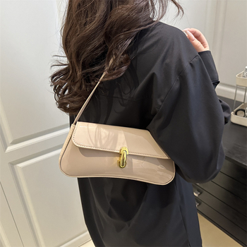 PU kvadrātveida plecu soma ar bloķēšanas sprādzi, neilona odere, slēgts rāvējslēdzēja kabatiņa, viena pleca siksna