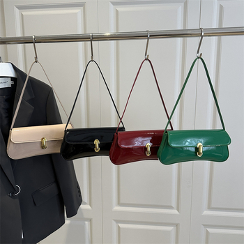 PU kvadrātveida plecu soma ar bloķēšanas sprādzi, neilona odere, slēgts rāvējslēdzēja kabatiņa, viena pleca siksna