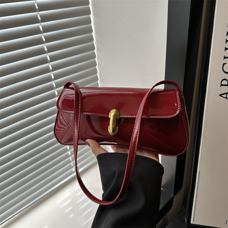 PU kvadrātveida plecu soma ar bloķēšanas sprādzi, neilona odere, slēgts rāvējslēdzēja kabatiņa, viena pleca siksna