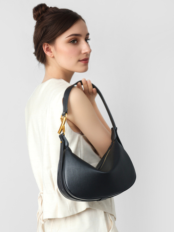 Moon crossbody τσάντα — γνήσιο δέρμα, αστικός μινιμαλισμός, σχήμα dumpling, άνοιγμα με φερμουάρ, επένδυση από δέρμα βοδιού