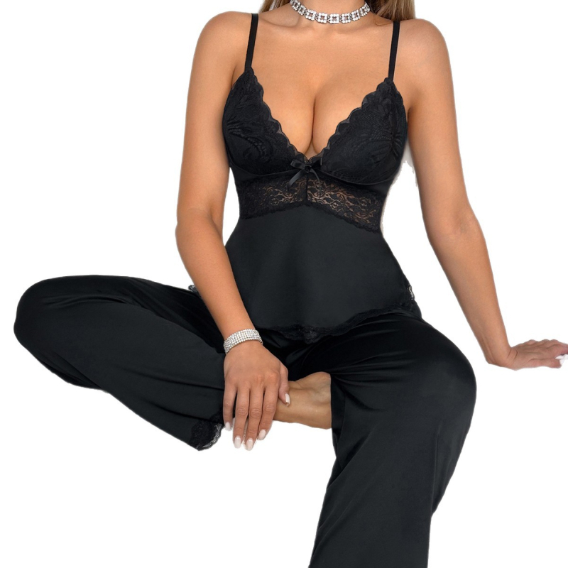 Moterų apatinių komplektas: babydoll bodysuit su dirželiais garteriais; viršus ir mini sijonas su G-string; Milk Silk audinys; poliesteris