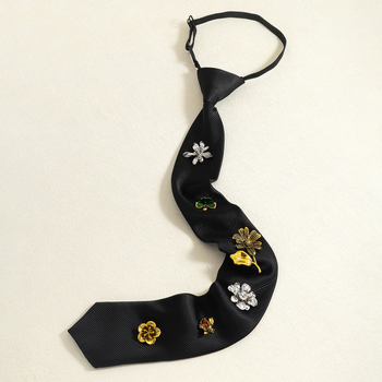 Yuxuan márkájú nyaklánc textil lánccal, virág alakú, ötvözet medál, 2025 őszén debütál, könnyed luxus stílus