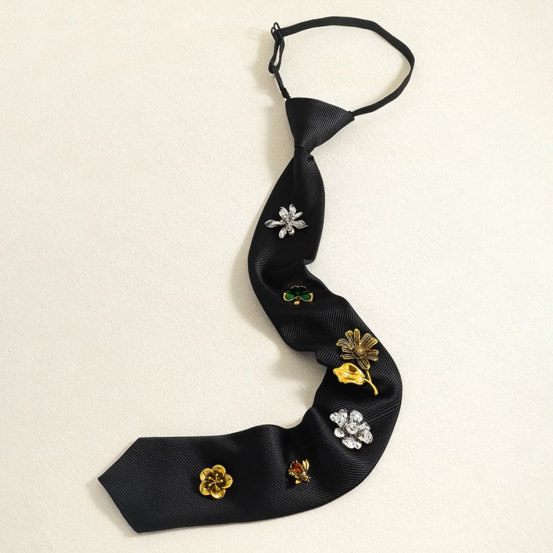 Yuxuan márkájú nyaklánc textil lánccal, virág alakú, ötvözet medál, 2025 őszén debütál, könnyed luxus stílus