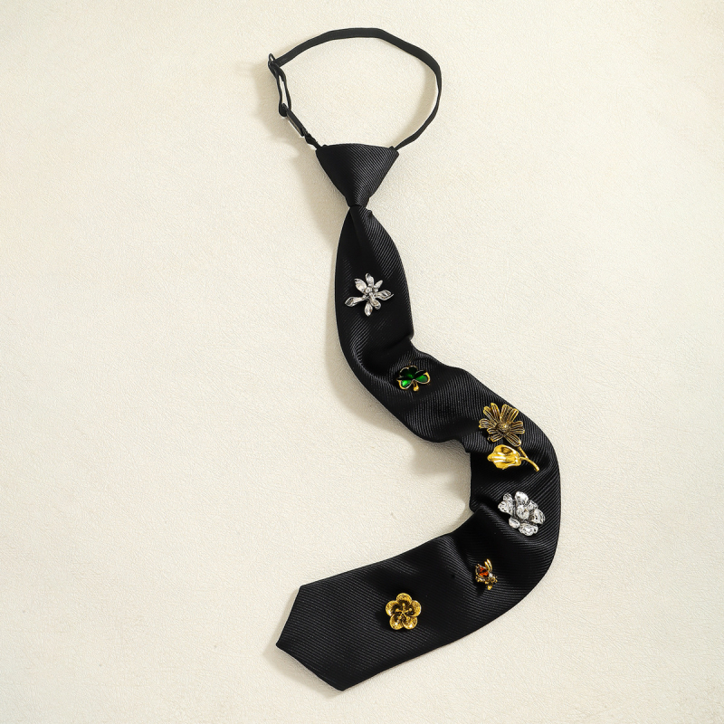 Yuxuan márkájú nyaklánc textil lánccal, virág alakú, ötvözet medál, 2025 őszén debütál, könnyed luxus stílus