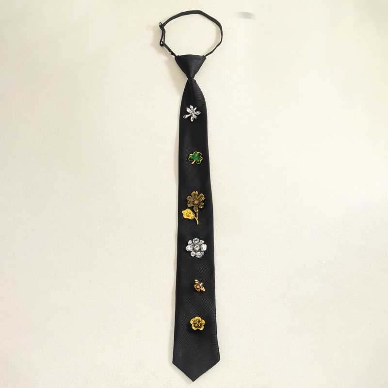 Yuxuan márkájú nyaklánc textil lánccal, virág alakú, ötvözet medál, 2025 őszén debütál, könnyed luxus stílus