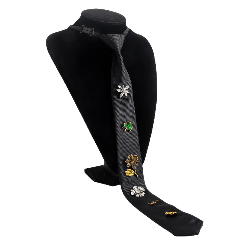 Yuxuan márkájú nyaklánc textil lánccal, virág alakú, ötvözet medál, 2025 őszén debütál, könnyed luxus stílus