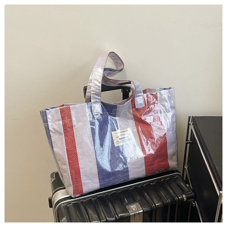 PVC torba preko ramena s velikim kapacitetom, izdržljiva i lagana (džepovi za telefon i osobnu iskaznicu, dvostruki remeni, podstava od poliestera)