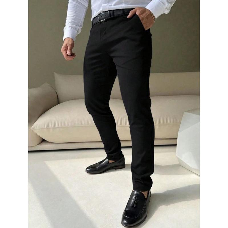 Pantaloni casual pentru bărbați, uni, cu buzunare; croială dreaptă; închidere cu trei rânduri de nasturi; țesătură din amestec de fibre chimice cu fibre de acetat; croi mulat; lansare vară 2023