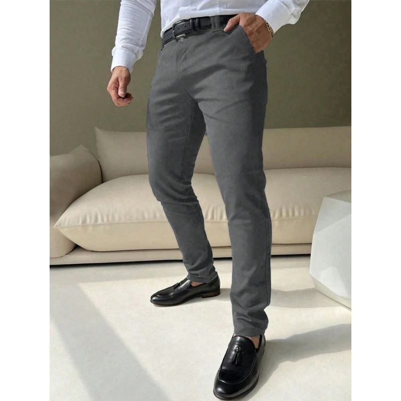 Pantaloni casual pentru bărbați, uni, cu buzunare; croială dreaptă; închidere cu trei rânduri de nasturi; țesătură din amestec de fibre chimice cu fibre de acetat; croi mulat; lansare vară 2023