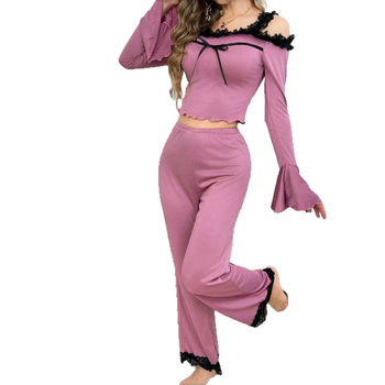 Σετ πιτζάμας με δαντελένιο άκρο σε λουλουδάτο σχέδιο — 95% πολυεστέρας, 5% σπαντέξ; 181–200 g/m²; ευθύς λαιμόκοψη; μακριά μανίκια; μακριά παντελόνια