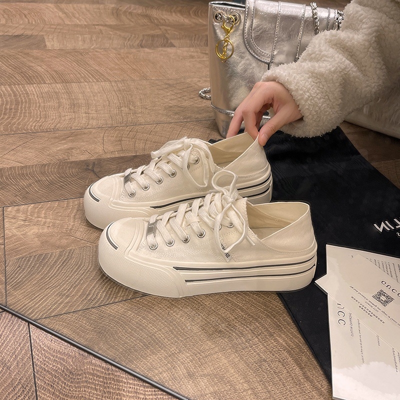 Дамски платнени обувки с рафия горна част, гумена подметка, без ток, връзки (Горна: рафия; Подметка: гумирана; Ток: без ток; Затваряне: връзки)