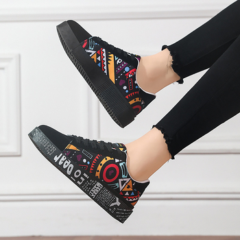 Αθλητικά παπούτσια από καμβά, με χαμηλό ύψος, στρογγυλή μύτη, κορδόνια, σόλα από καουκού χυτευμένη