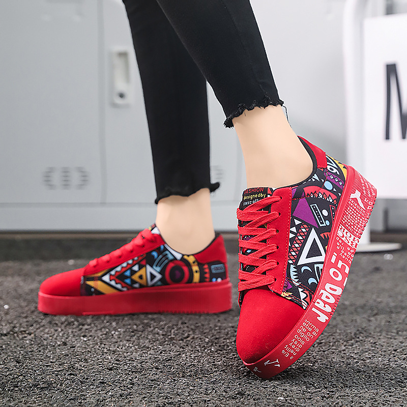 Αθλητικά παπούτσια από καμβά, με χαμηλό ύψος, στρογγυλή μύτη, κορδόνια, σόλα από καουκού χυτευμένη