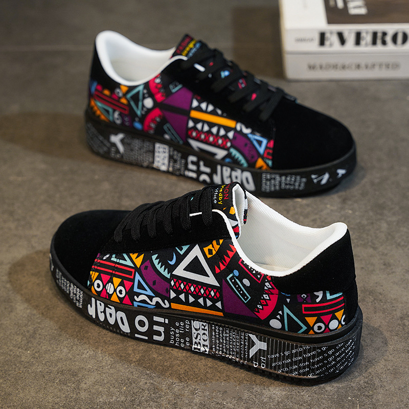 Αθλητικά παπούτσια από καμβά, με χαμηλό ύψος, στρογγυλή μύτη, κορδόνια, σόλα από καουκού χυτευμένη