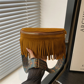 Τσαντάκι ώμου με φούντες, σε street-trend στυλ, ημικυκλικό σχήμα, φερμουάρ, επένδυση πολυεστέρα, μονή λουρί