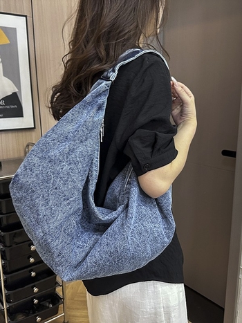 Τσάντα Tote από denim, σε στυλ street trend, κλείσιμο με φερμουάρ, εσωτερικές θήκες (θήκη με φερμουάρ, θήκη για κινητό, θήκη για έγγραφα), μάρκα MJH