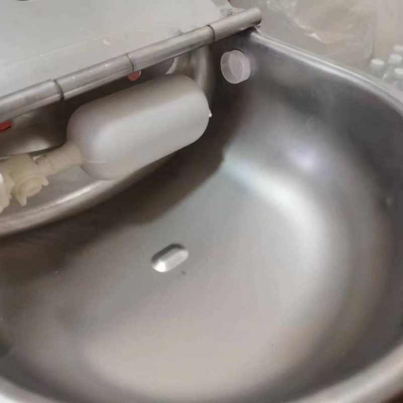 Автоматична чаша за вода от неръждаема стомана за говеда и коне с плаваща топка (304 неръждаема стомана)