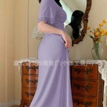 Σετ πιτζάμες γυναικών από μιλκ σιλκ – Ευρωπαϊκό και Αμερικανικό στυλ, δύο τεμάχια: τοπ χωρίς μανίκια με στρογγυλή λαιμόκοψη + κοντές παντελόνες, γλυκό φλοράλ μοτίβο