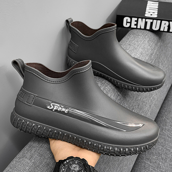 Vyriniai lietaus batai su neslidžia, atsparia gumine pado danga, fleece vidus, viršus iš sintutinės odos, žemas aukštis