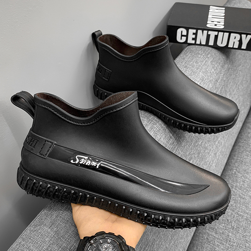 Vyriniai lietaus batai su neslidžia, atsparia gumine pado danga, fleece vidus, viršus iš sintutinės odos, žemas aukštis