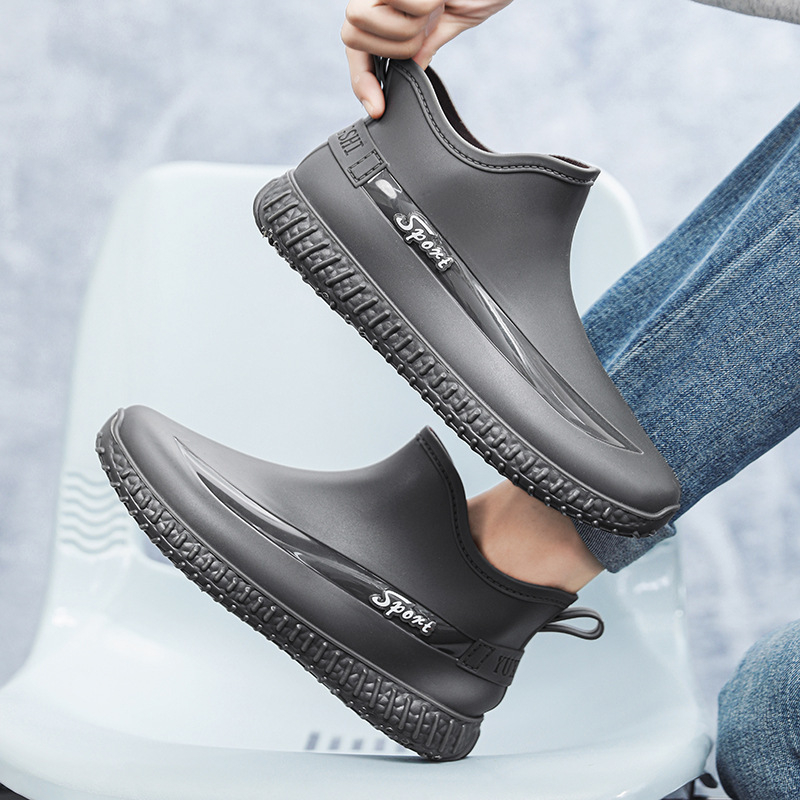 Vyriniai lietaus batai su neslidžia, atsparia gumine pado danga, fleece vidus, viršus iš sintutinės odos, žemas aukštis