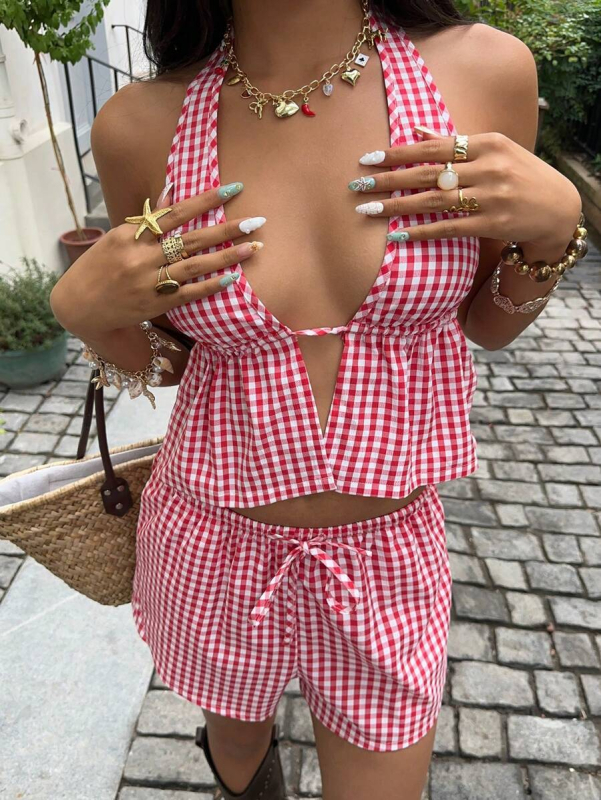 Dvije dijelni set: halter top s kopčanjem sprijeda i suknja; uzorak pruga i mreža; euro-američki street style; bez leđa; kratka duljina 40–50 cm; smjesa poliestera