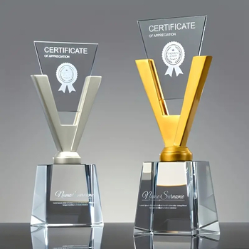 Τρόπαιο σε σχήμα V από κρύσταλλο με φωτογραφία και χάραξη ονόματος (Κωδικός προϊόντος 215 • Μάρκα: Nubi • Υλικό: Κρύσταλλο • Συσκευασία: κουτί δώρου • Στυλ: Μοντέρνο μινιμαλιστικό)