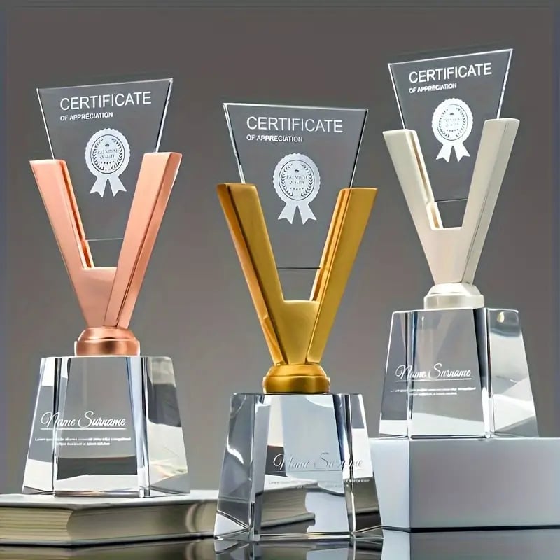 V-veida kristāla trofeja ar gravētu attēlu un vārdu (Preces kods 215 • Zīmols: Nubi • Materiāls: kristāls • Iepakojums: dāvanu kastē • Stils: mūsdienīgs minimālisms)