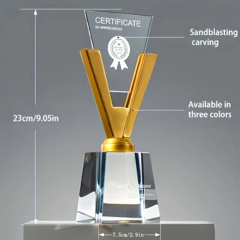 Krištalni trofej u obliku V s graviranom fotografijom i imenom (Kod proizvoda 215 • Značka: Nubi • Materijal: kristal • Pakiranje: kutija za poklone • Stil: moderan minimalistički)