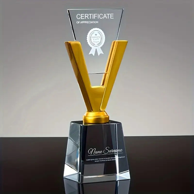 Krištalni trofej u obliku V s graviranom fotografijom i imenom (Kod proizvoda 215 • Značka: Nubi • Materijal: kristal • Pakiranje: kutija za poklone • Stil: moderan minimalistički)