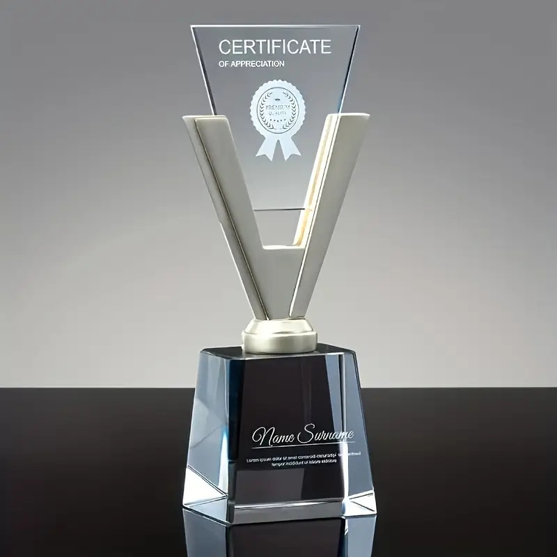 Krištalni trofej u obliku V s graviranom fotografijom i imenom (Kod proizvoda 215 • Značka: Nubi • Materijal: kristal • Pakiranje: kutija za poklone • Stil: moderan minimalistički)