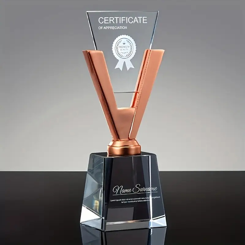 Krištalni trofej u obliku V s graviranom fotografijom i imenom (Kod proizvoda 215 • Značka: Nubi • Materijal: kristal • Pakiranje: kutija za poklone • Stil: moderan minimalistički)