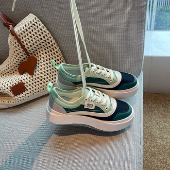 Αθλητικά παπούτσια με αναπνεύσιμο δερμάτινο επάνω, στρογγυλή μύτη, μπροστινό δέσιμο με κορδόνια, επίπεδη φτέρνα