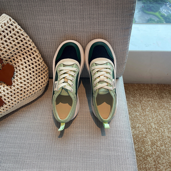 Αθλητικά παπούτσια με αναπνεύσιμο δερμάτινο επάνω, στρογγυλή μύτη, μπροστινό δέσιμο με κορδόνια, επίπεδη φτέρνα