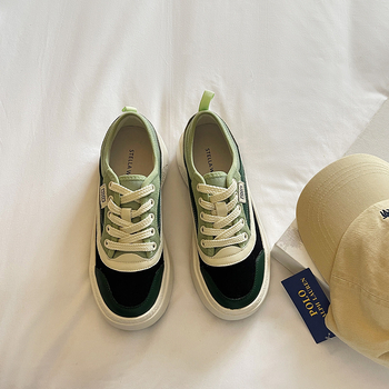 Αθλητικά παπούτσια με αναπνεύσιμο δερμάτινο επάνω, στρογγυλή μύτη, μπροστινό δέσιμο με κορδόνια, επίπεδη φτέρνα