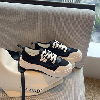 Αθλητικά παπούτσια με αναπνεύσιμο δερμάτινο επάνω, στρογγυλή μύτη, μπροστινό δέσιμο με κορδόνια, επίπεδη φτέρνα