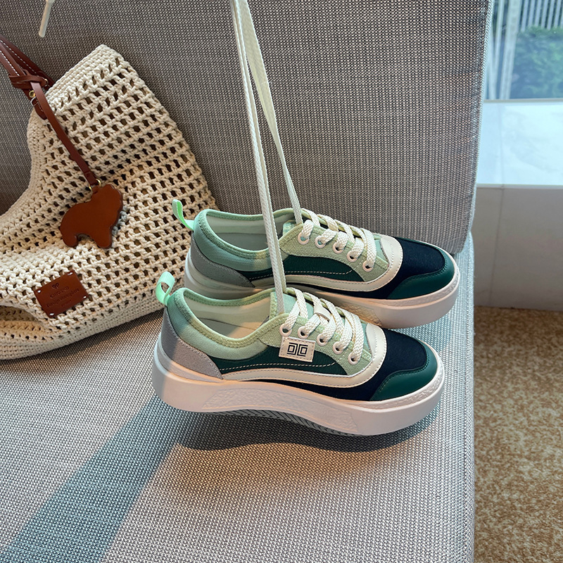 Αθλητικά παπούτσια με αναπνεύσιμο δερμάτινο επάνω, στρογγυλή μύτη, μπροστινό δέσιμο με κορδόνια, επίπεδη φτέρνα